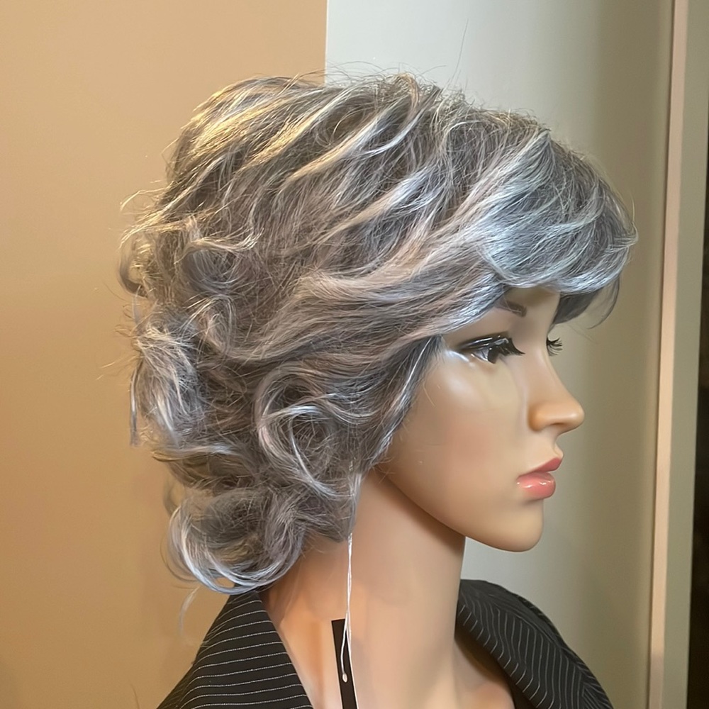 NWT 11” gray silver grey wavy short natural matte wig back curls